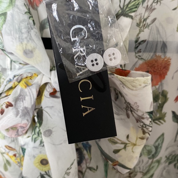 Gracia ruffle sleeve button down top - Picture 4 of 4